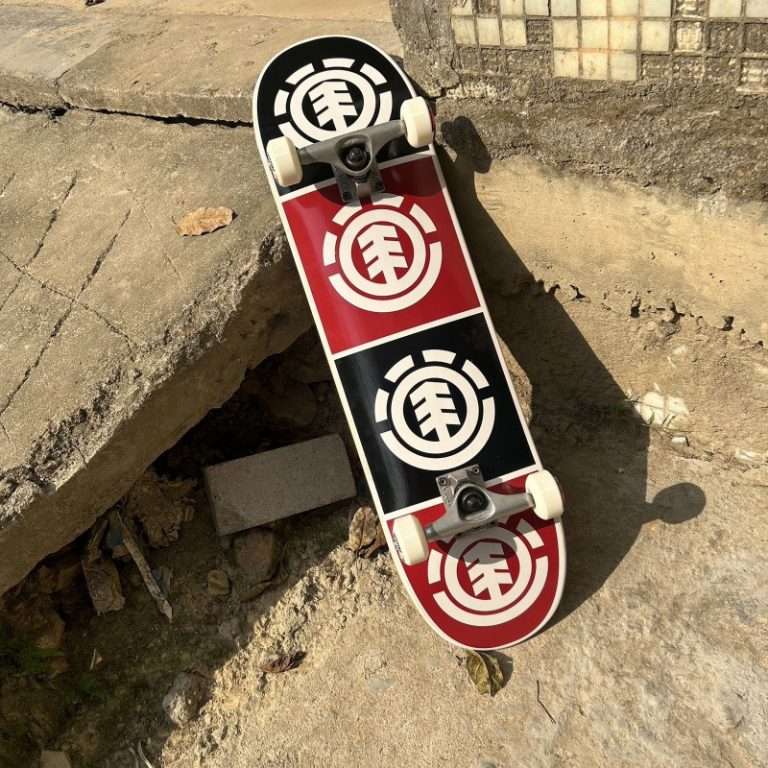 Black and Red Logo skateboard 79cm double kick maple deck street board – Groveride