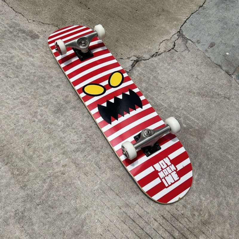 Eye-catching bold graphic skateboard 79cm double kick maple deck street board – Groveride